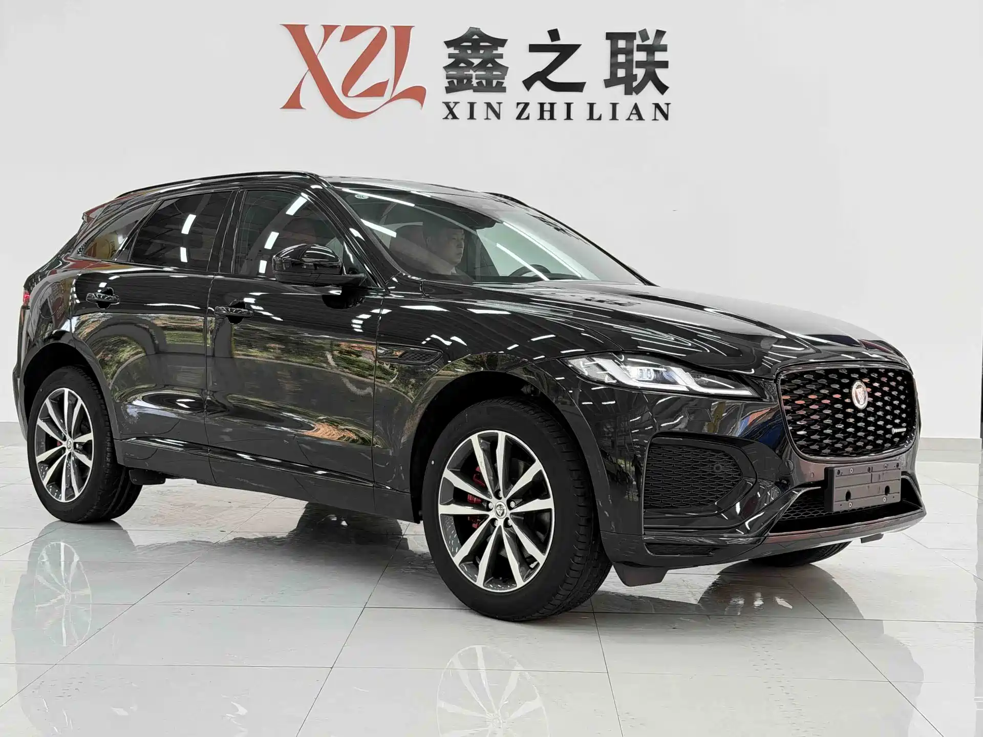 Фото 5 - Jaguar F-PACE