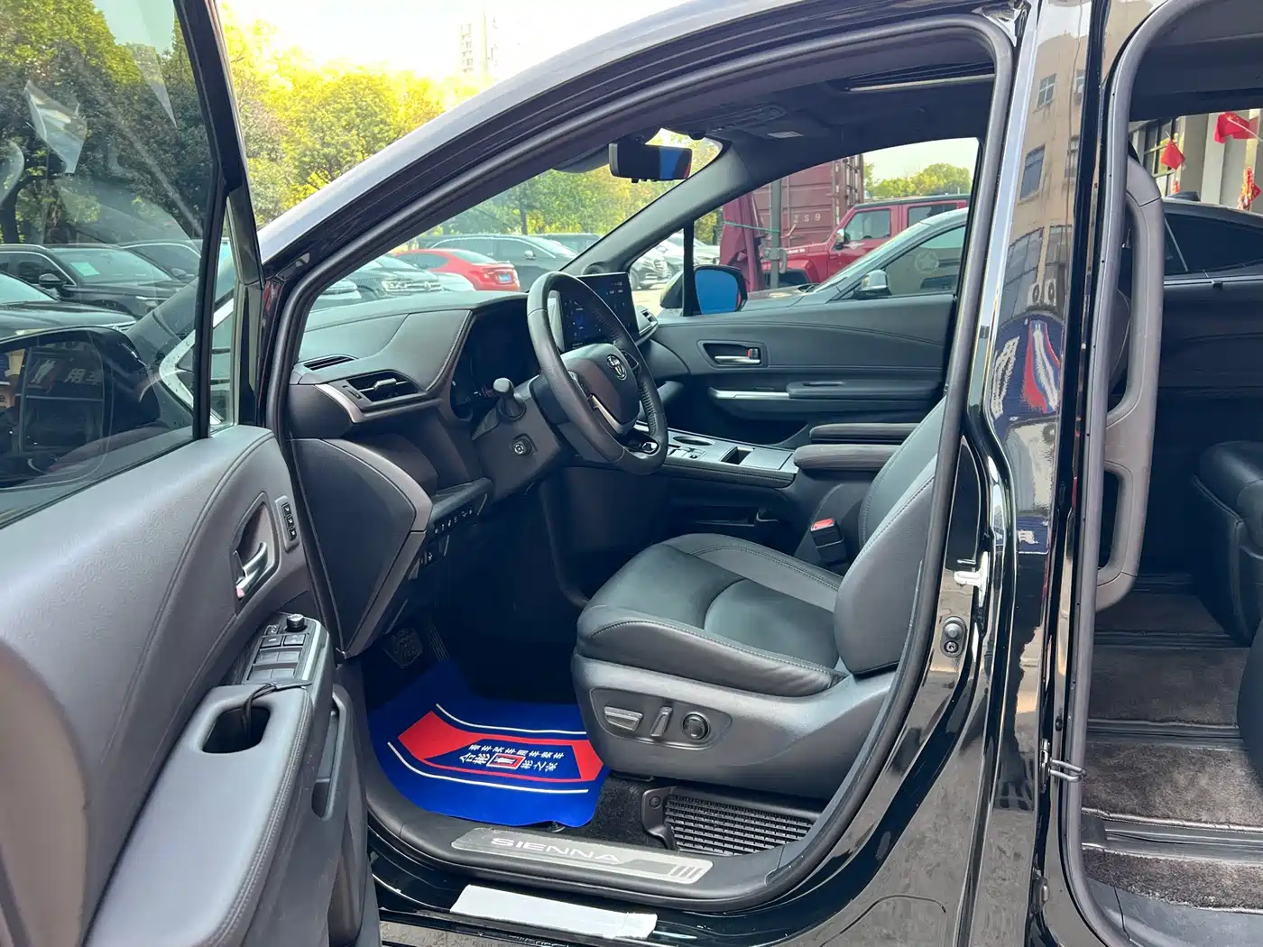 Toyota Sienna 2023 2.5L Hybrid Platinum Edition фото 3