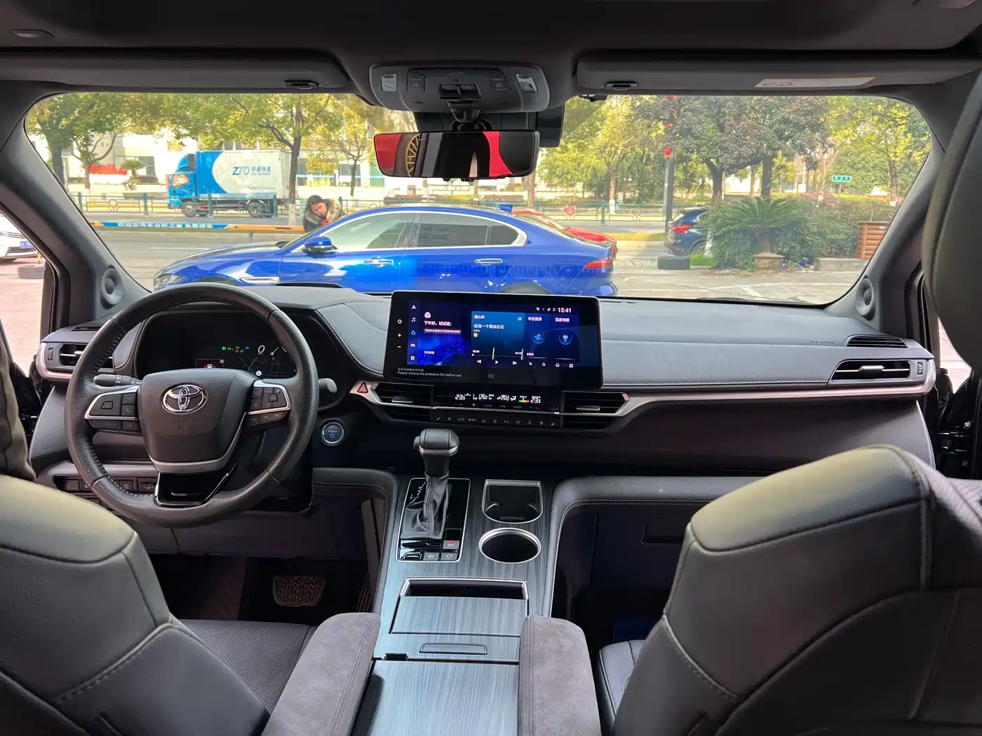 Toyota Sienna 2023 2.5L Hybrid Platinum Edition фото 32