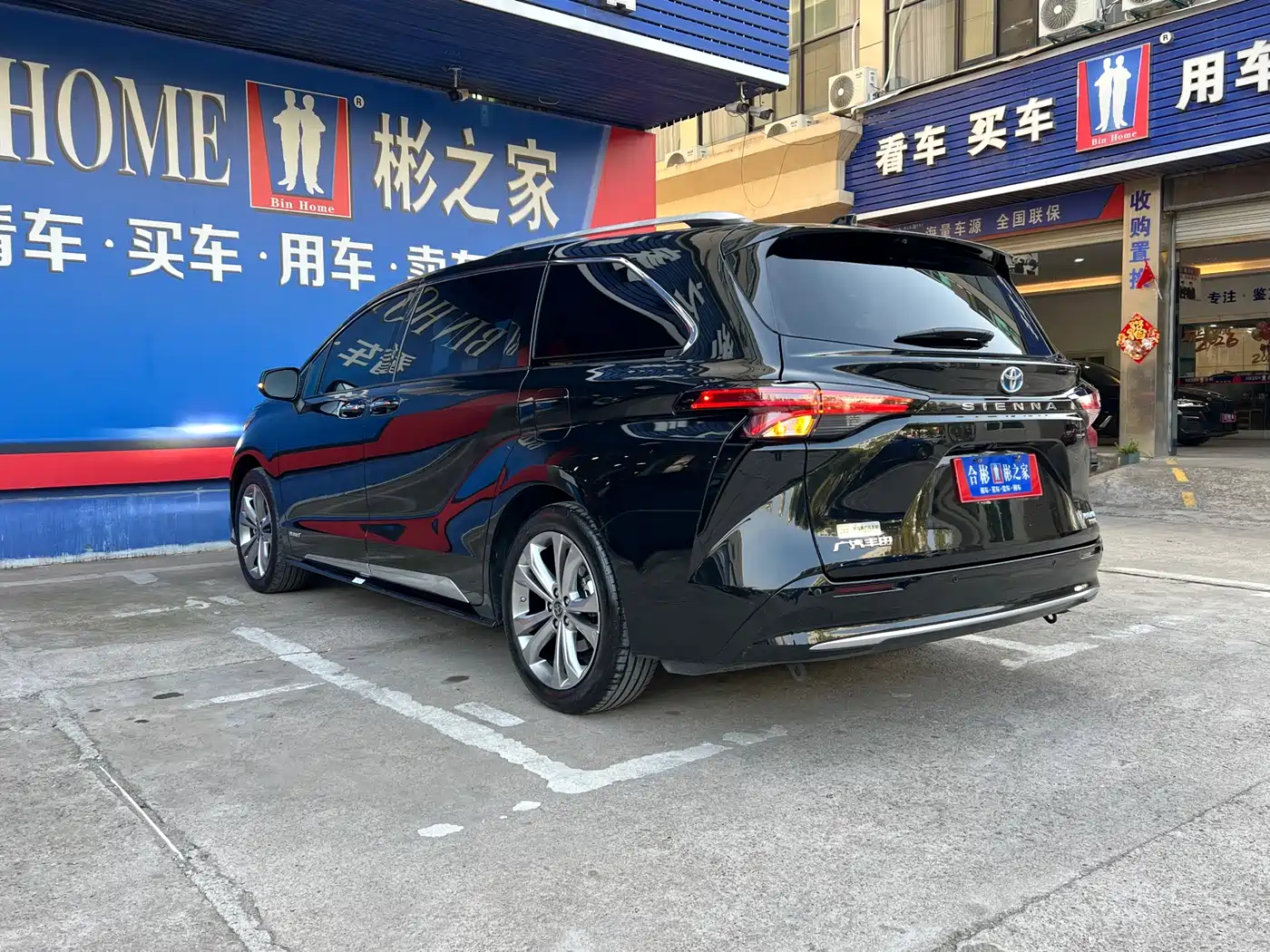 Toyota Sienna 2023 2.5L Hybrid Platinum Edition фото 21