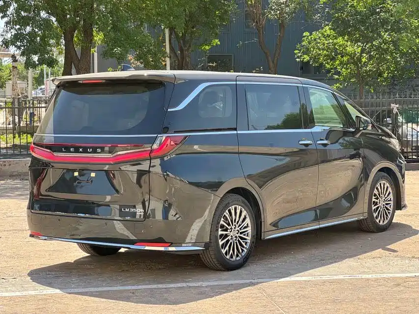 Lexus LM 2025 Model 350h Seven-Seater Elegance Edition фото 4