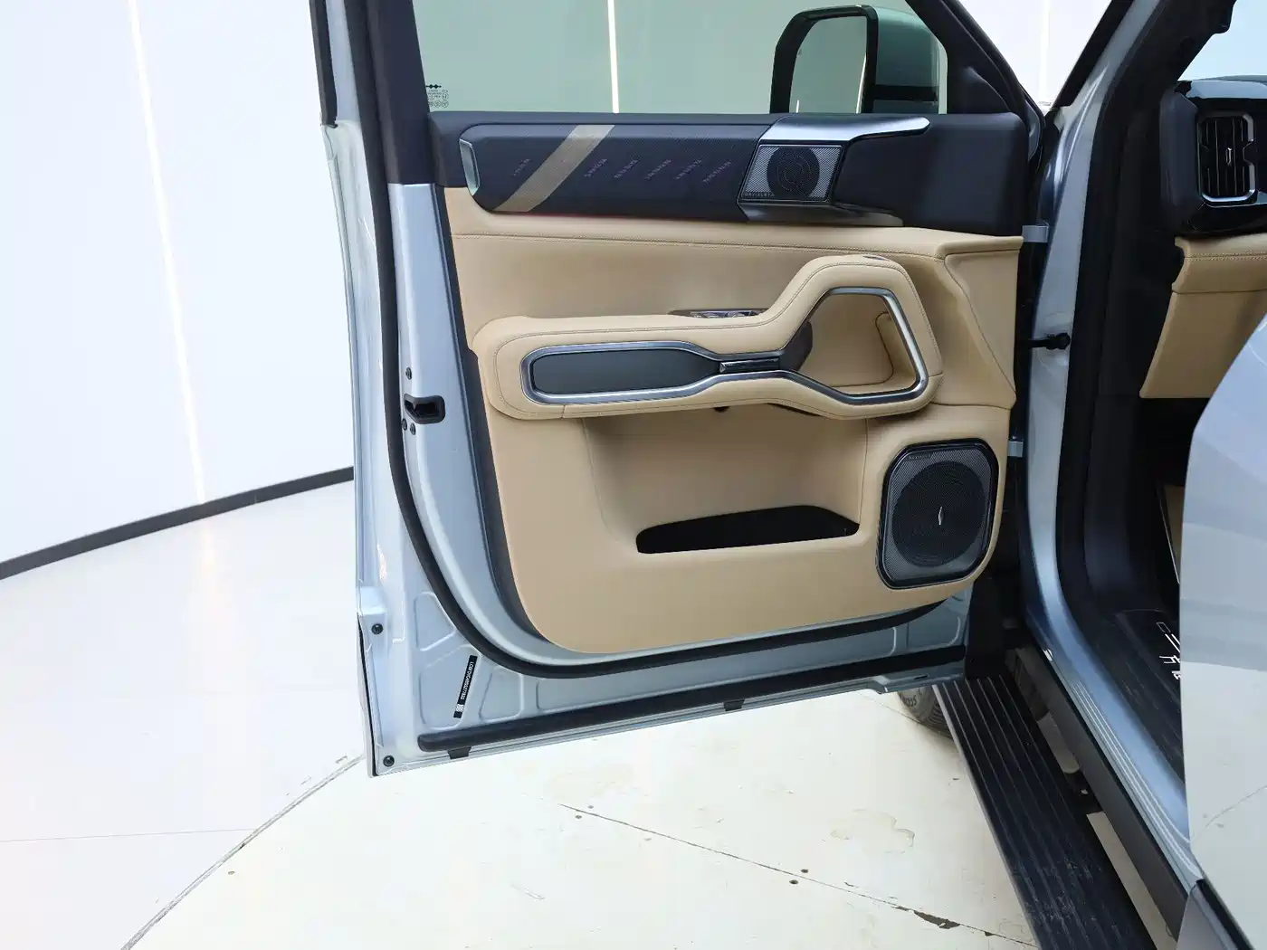 Fang Cheng Bao Leopard 8 2025 2025 Zhiyong Flagship 6-Seater