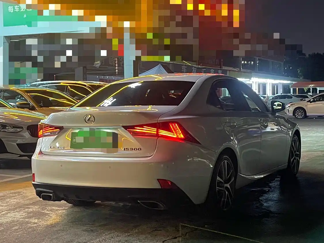 Photo 6 - Lexus IS