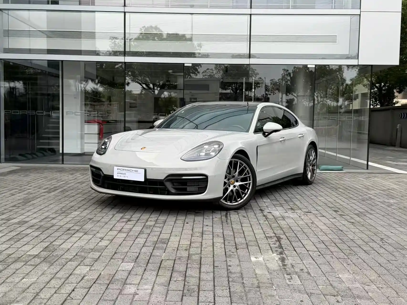 Фото 1 - Porsche Panamera