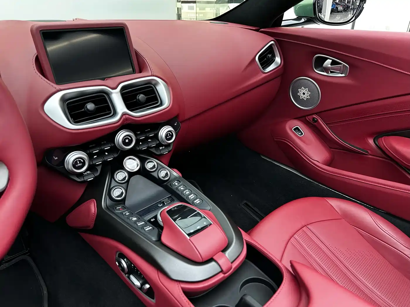 Aston Martin V8 Vantage 2022 4.0T V8 Roadster фото 24