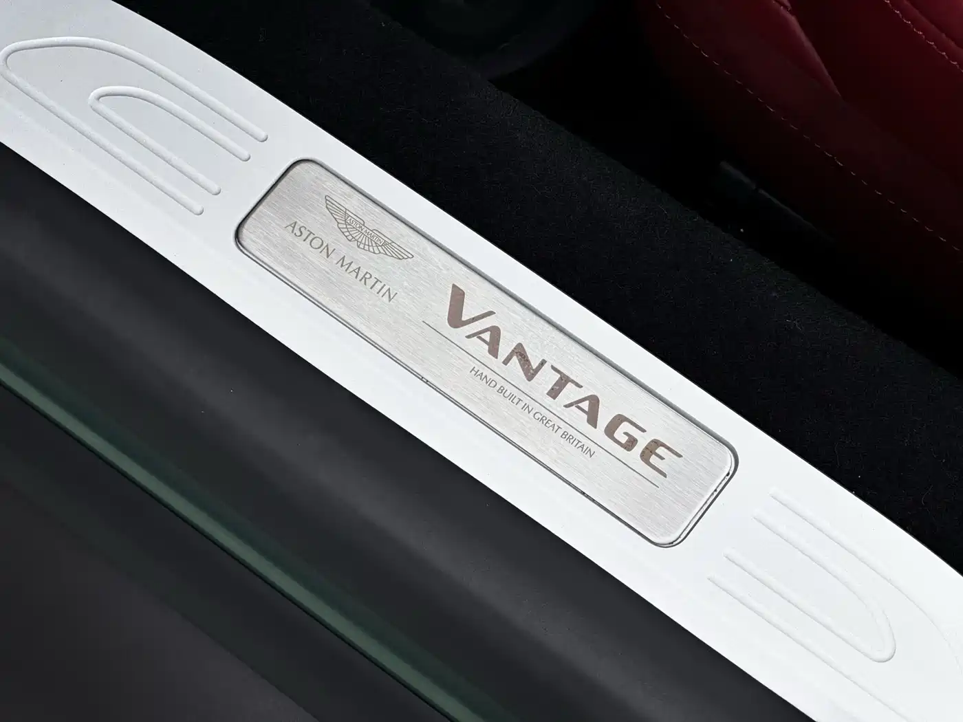 ASTON MARTIN V8 VANTAGE