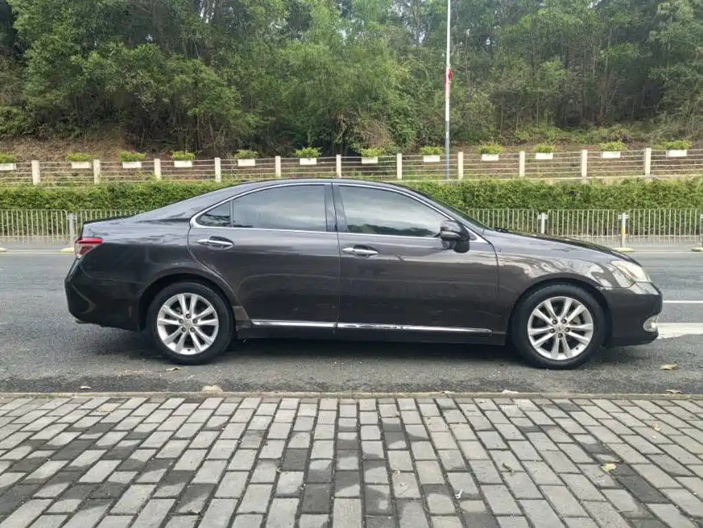 Фото 3 - Lexus ES