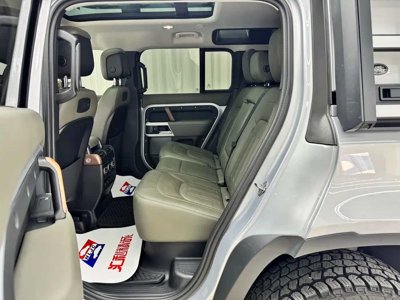Land Rover Defender 2022 110 P400 Dark Special Edition фото 8