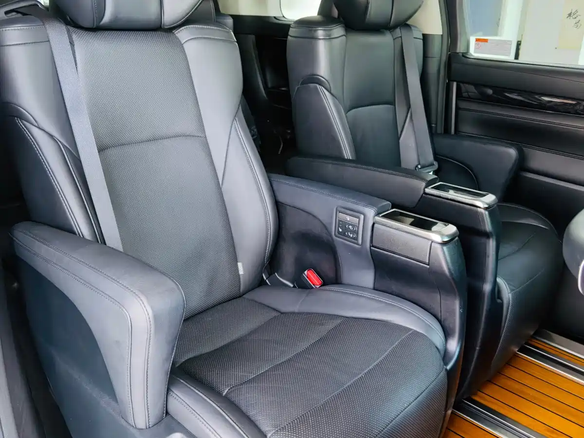 Фото 10 - Toyota Vellfire