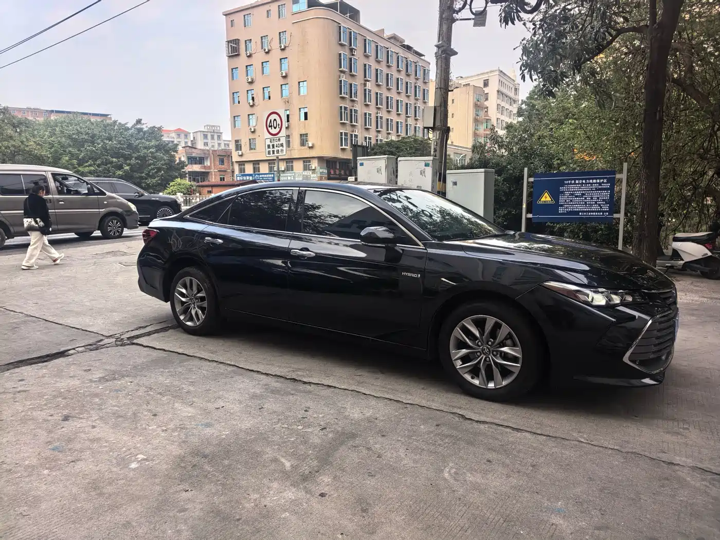 Toyota Avalon 2019 Hybrid 2.5L Luxury Edition China V фото 3