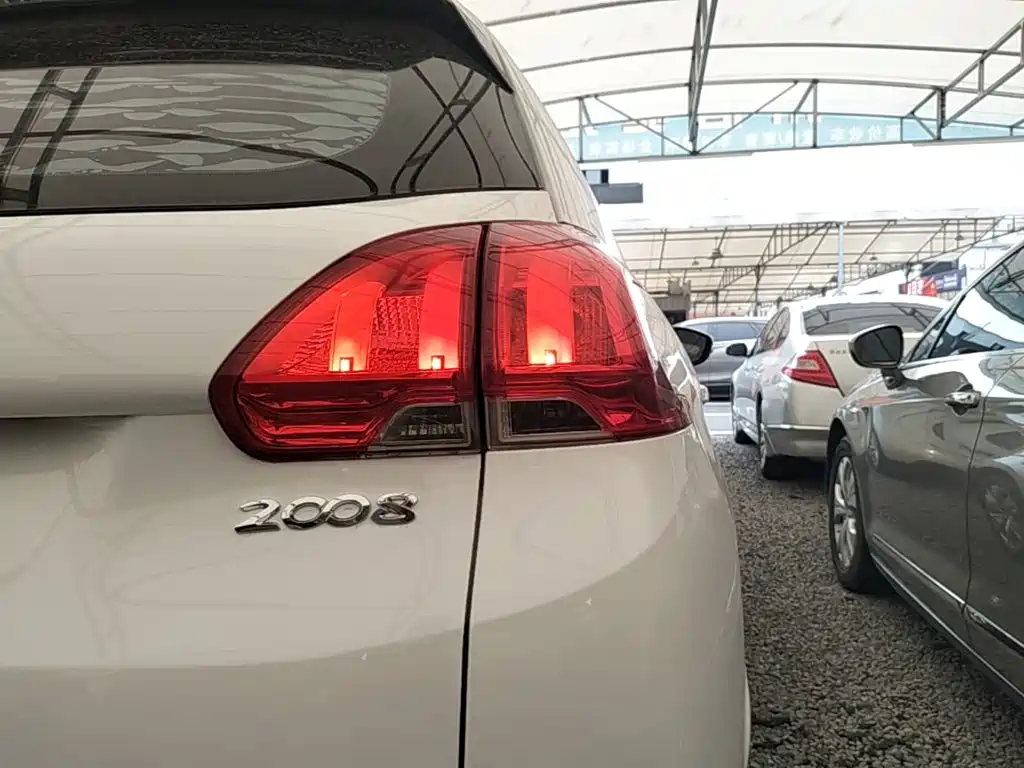 Photo 8 - Peugeot 2008