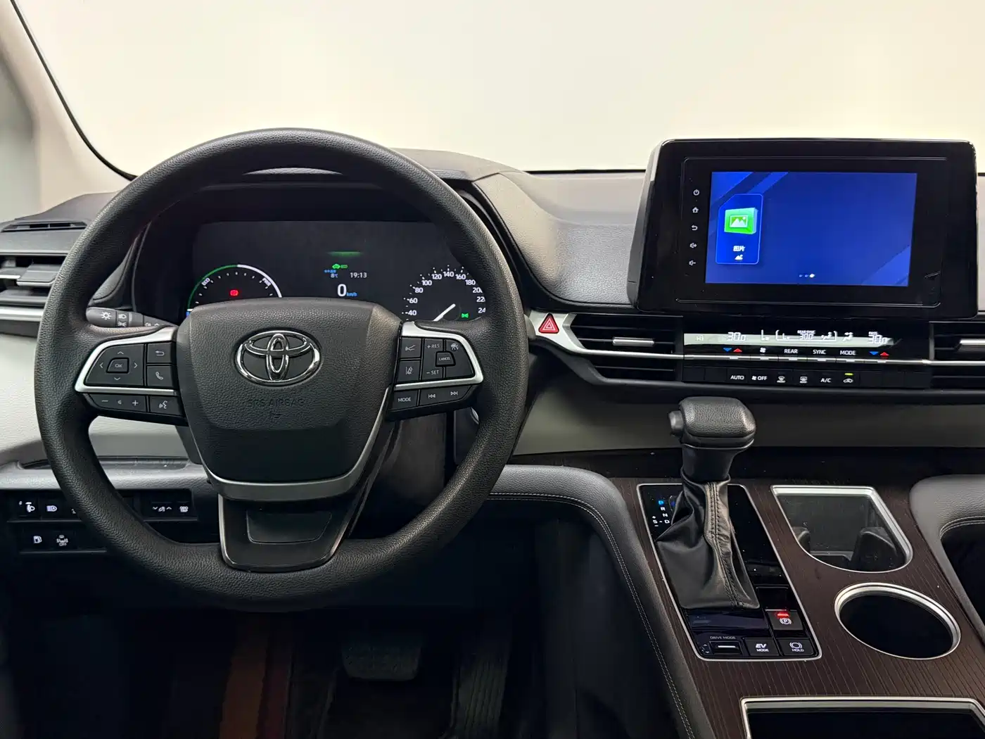 Toyota Granvia 2023 2.5L Hybrid Comfort Edition фото 16