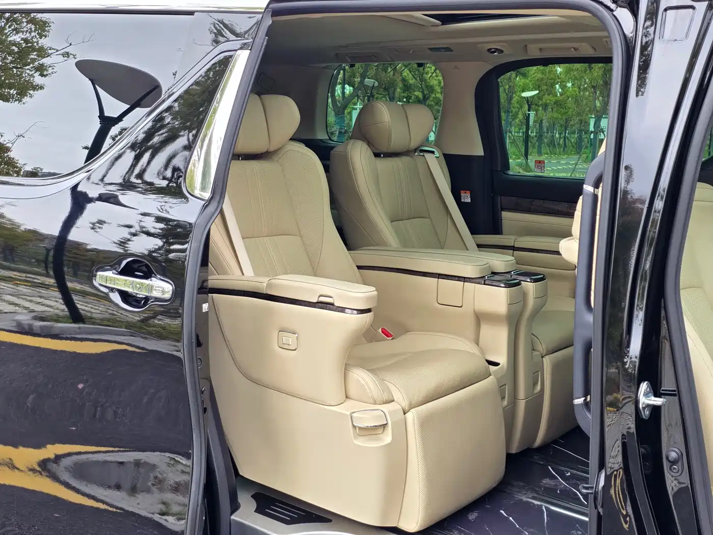 Toyota Alphard 2021 Hybrid 2.5L Premium фото 16