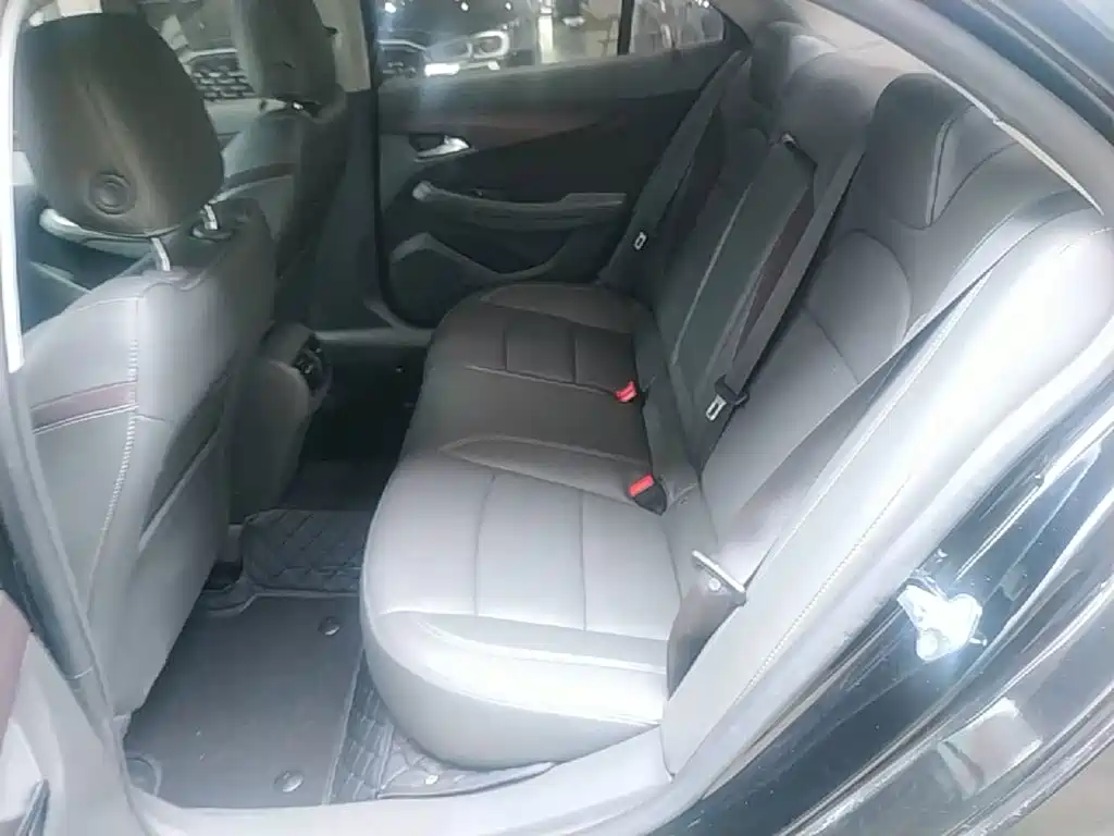 Photo 17 - Chevrolet Malibu