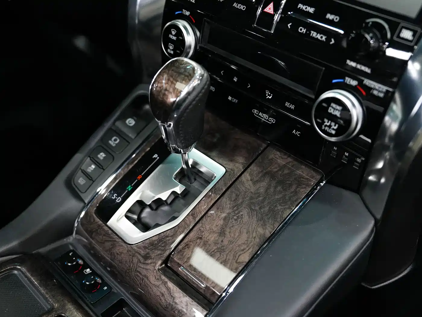 Toyota Alphard 2021 Hybrid 2.5L Ultimate фото 19