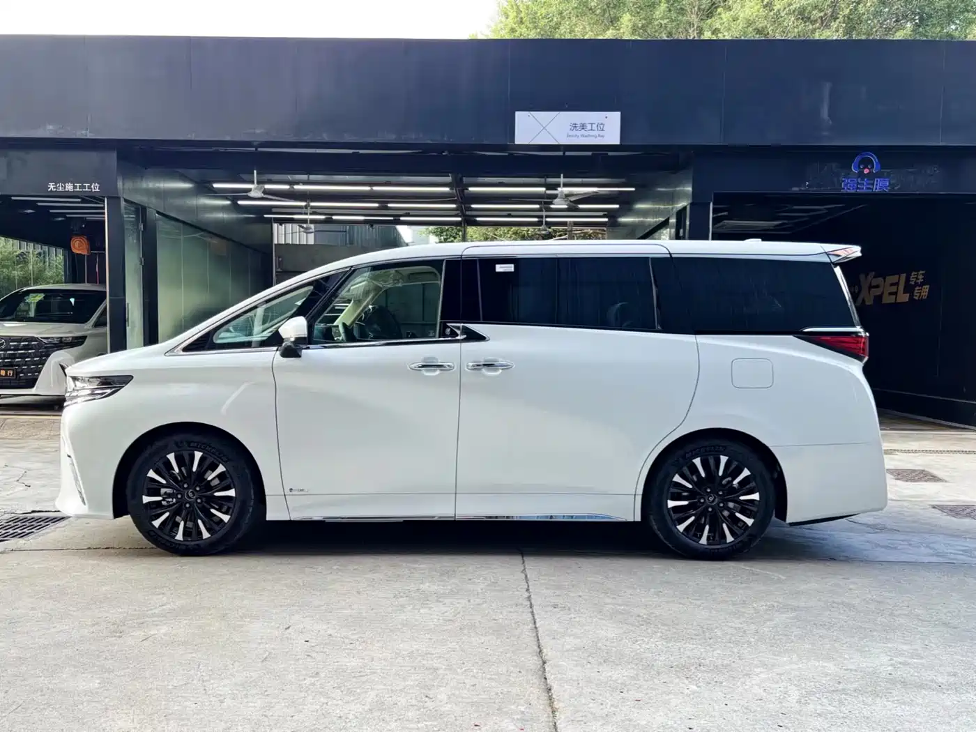 Toyota Alphard 2024 Hybrid 2.5L Ultimate Enjoyment Edition фото 3