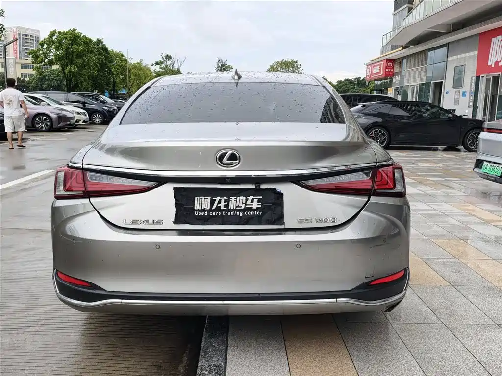 Photo 7 - Lexus ES
