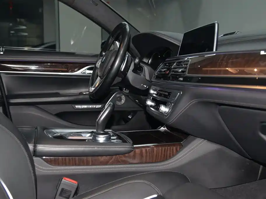 BMW 7 Series 2016 750Li xDrive 4-Seater фото 17