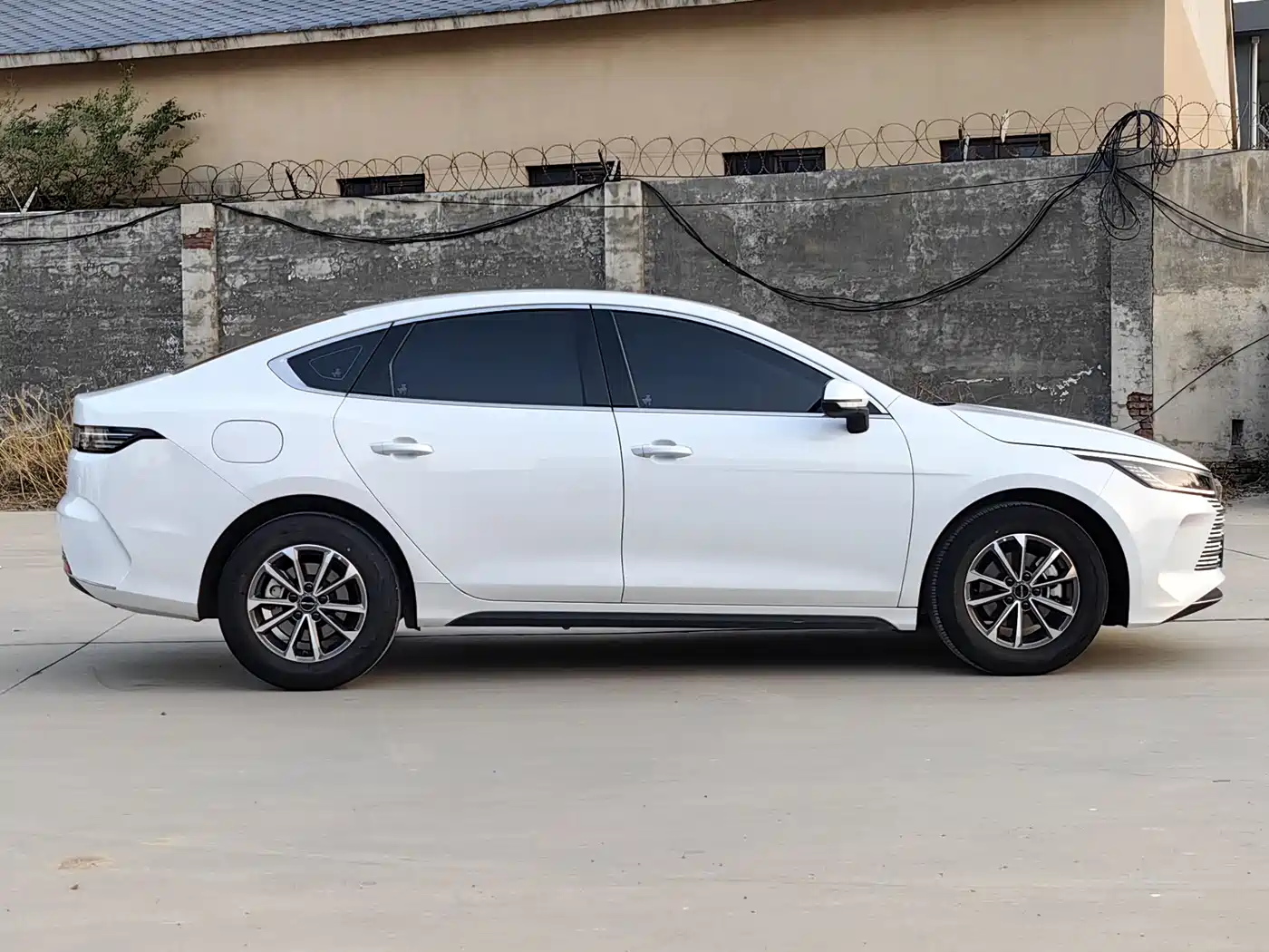 BYD Destroyer 05 2024 Glory Edition DM-i 55KM Luxury фото 4