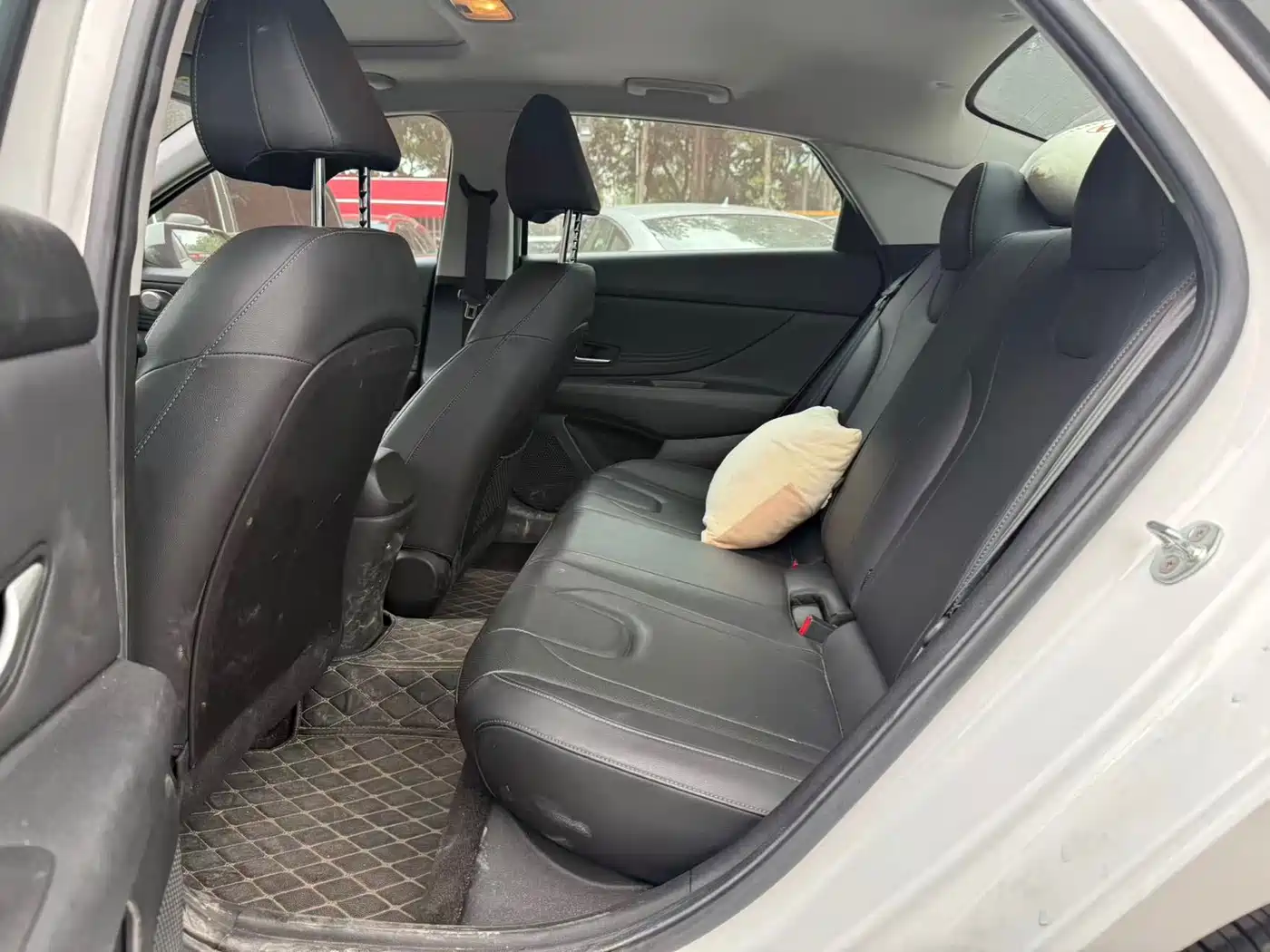 Hyundai Elantra 2021 1.5L CVT LUX Premium Edition фото 10