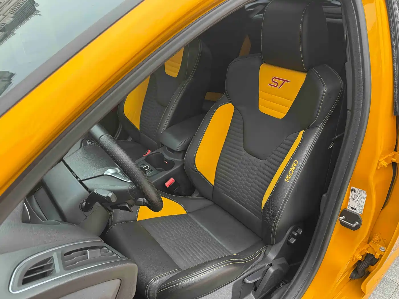 Ford Focus (Import) 2014 2013 2.0T ST Orange Edition