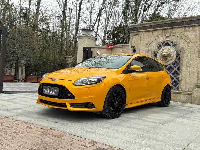Ford Focus (Import) 2013 2.0T ST Orange Edition