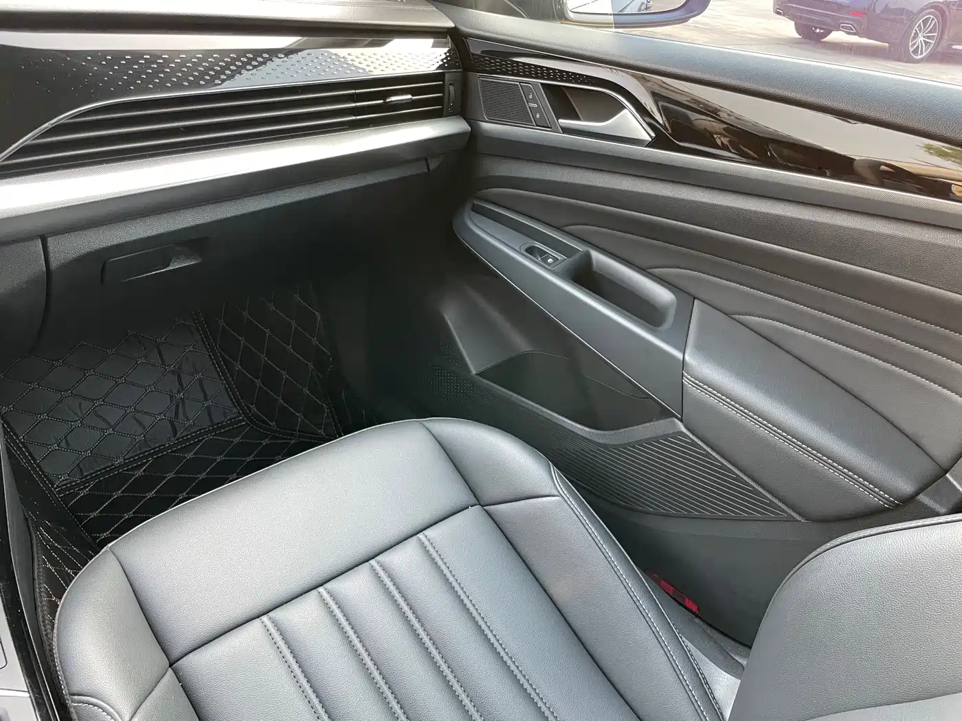 Volkswagen Passat 2023 280TSI Elite Edition фото 11
