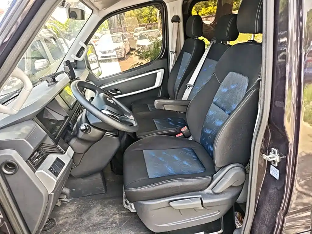 Dongfeng Yufeng Yufeng 2025 2023 V9+ 2.0T Automatic FWD Multi-purpose Medium Wheelbase Medium Roof 7/8/9 Seater