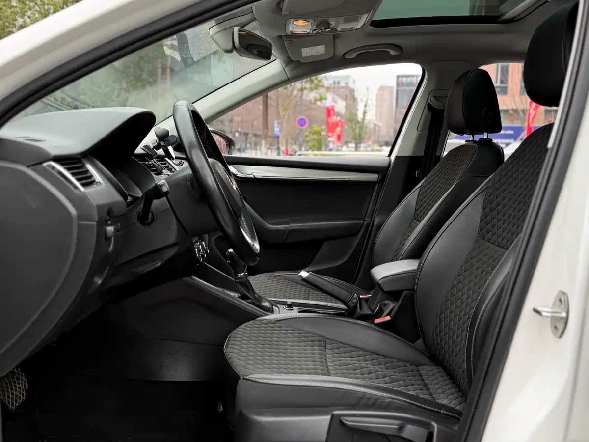 Škoda Octavia 2018 TSI230 DSG Luxury Edition фото 5
