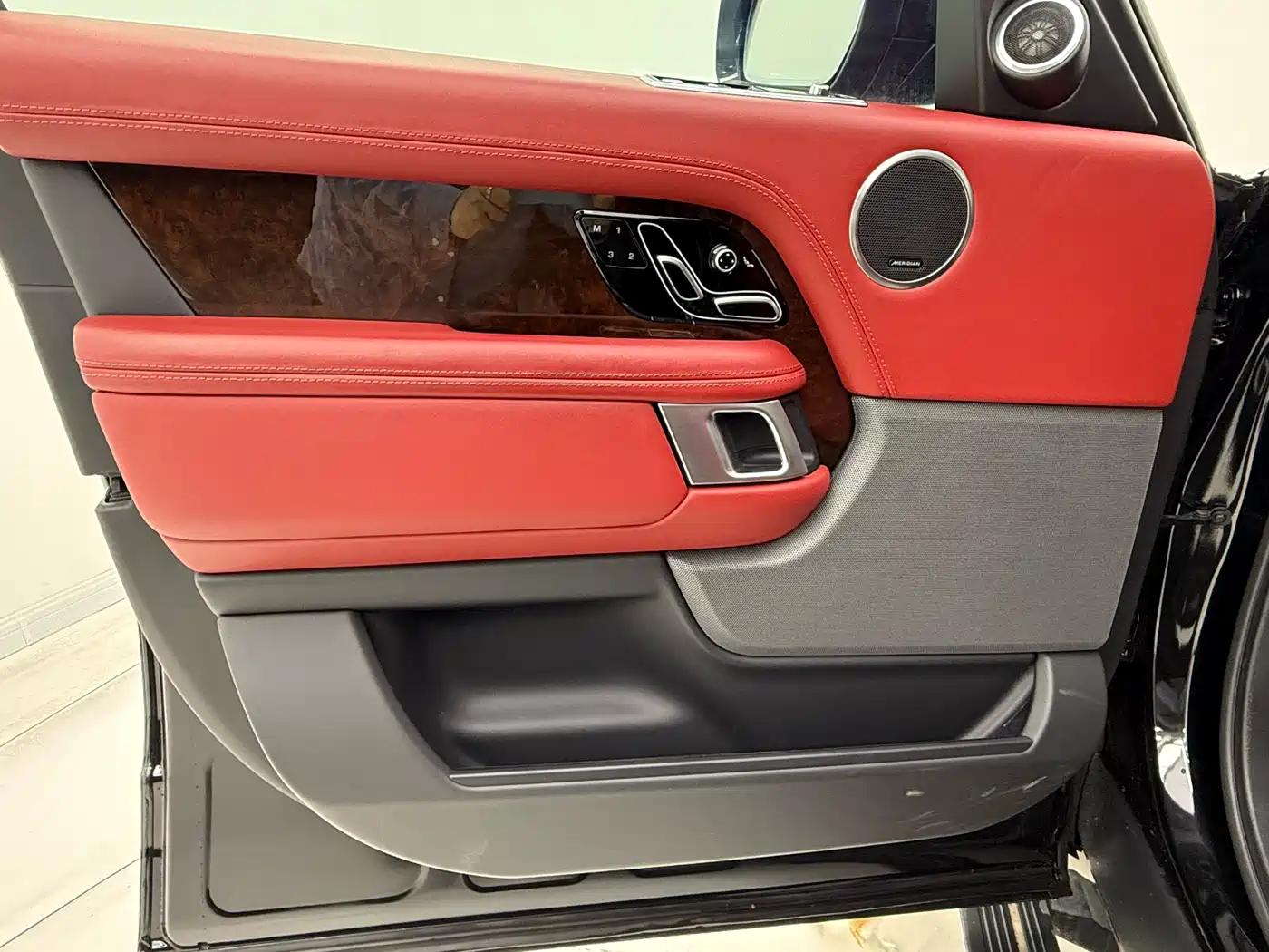 Land Rover Range Rover 2021 3.0 L6 Golden Age Edition фото 10