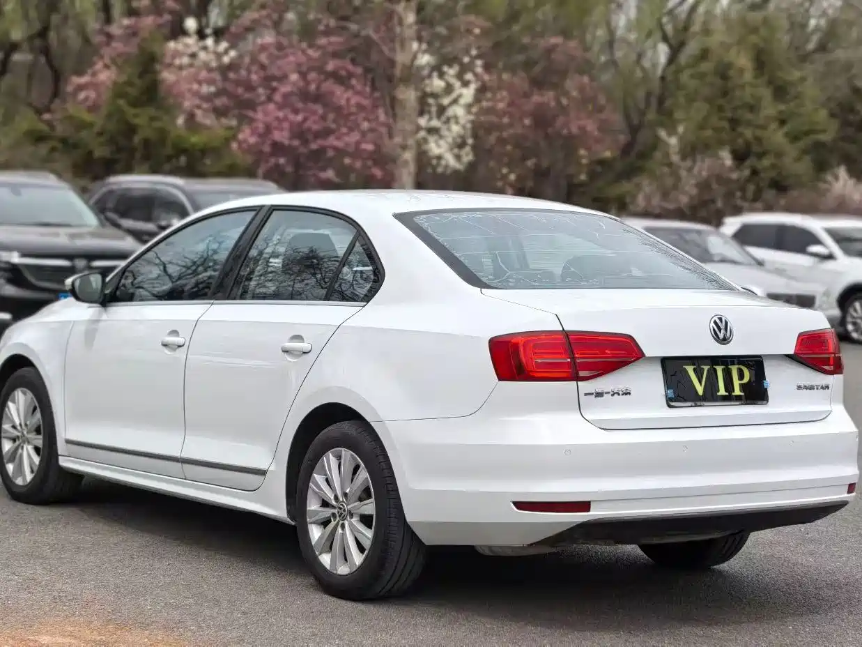 Volkswagen Sagitar 2015 1.6L Automatic Comfort фото 4