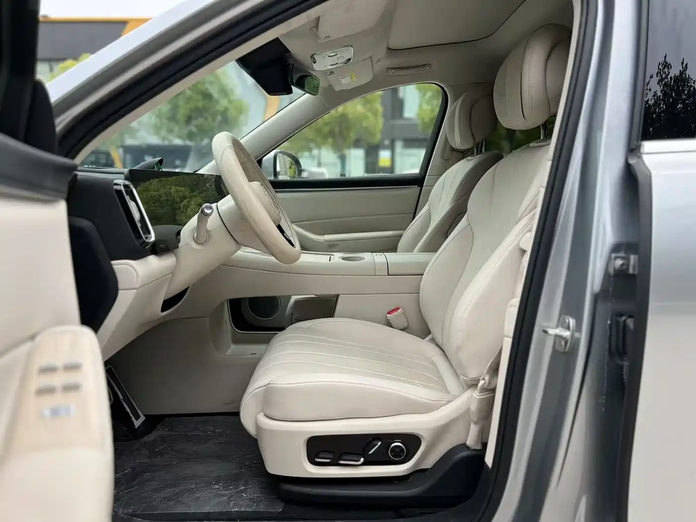 AITO Wenjie AITO M8 2025 Model Extended Range Max+ Edition 53.4kWh 6-Seater фото 4