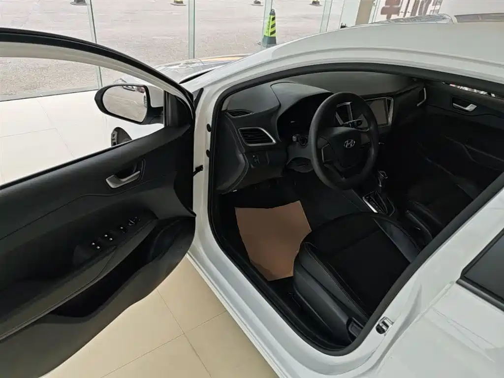Hyundai Verna 2016 1.4L Automatic Cool Edition GLS фото 16