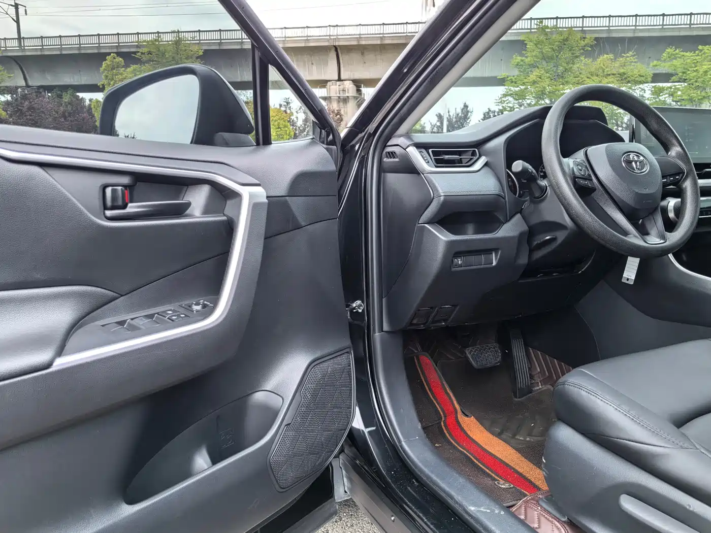 Toyota Wildlander 2023 2.0L CVT FWD LE фото 14