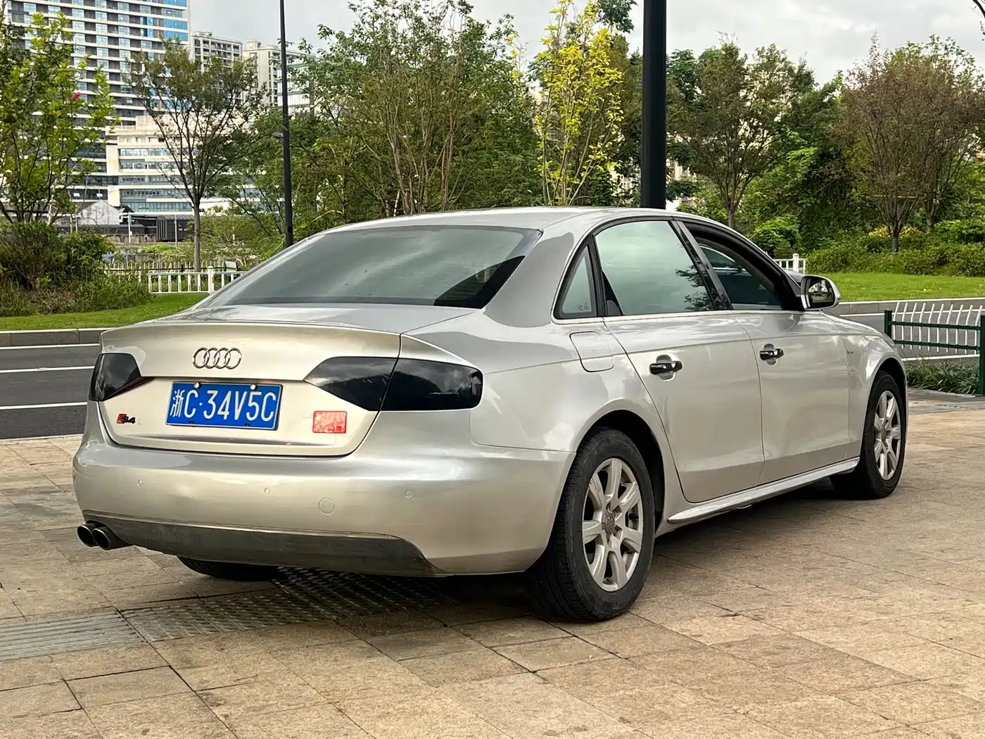 Audi A4L 2009 2010 2.0 TFSI Technology