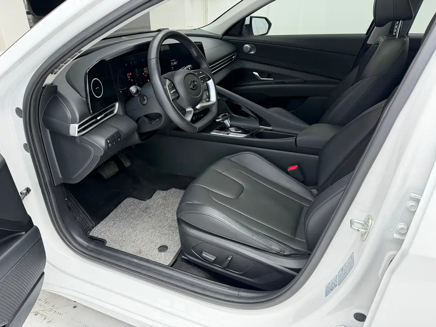 Hyundai Elantra 2023 Model 1.5L CVT LUX Premium Edition фото 12
