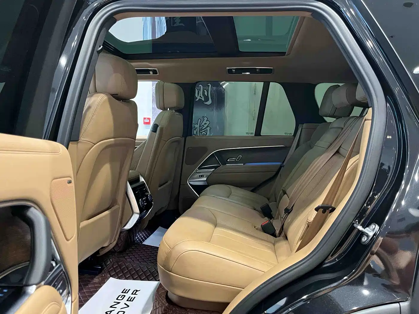 Land Rover Range Rover 2023 3.0 L6 360PS Golden Age Edition фото 10