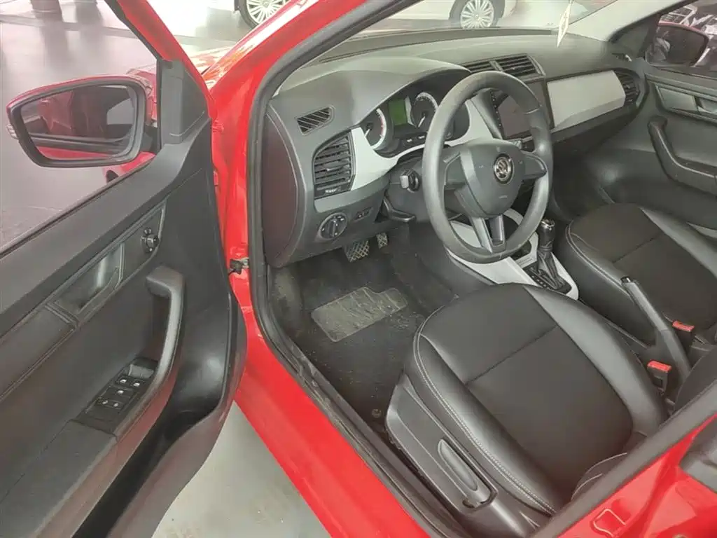 Škoda Fabia 2017 1.4L Auto Car Enjoy Edition фото 16