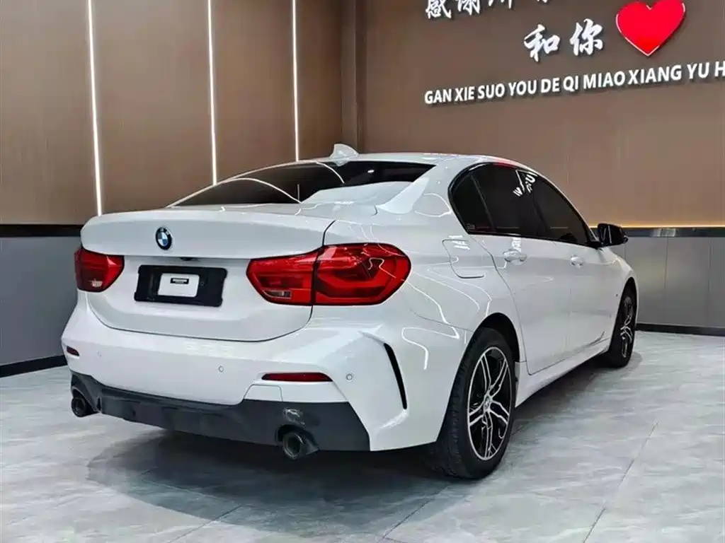 BMW 1 Series 2021 120i M Sport Shadow Edition фото 9