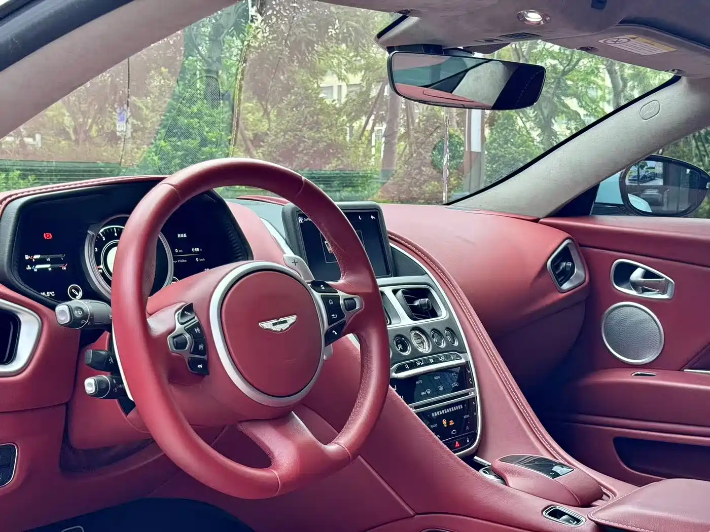 Aston Martin DB11 2016 5.2T Launch Edition фото 5