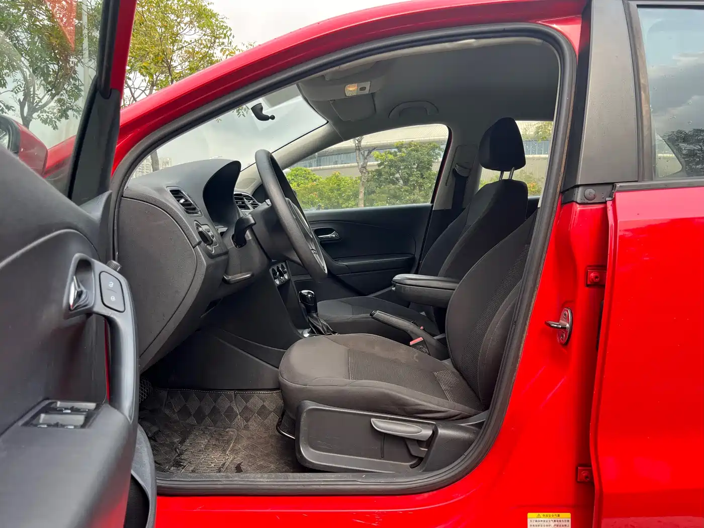 Volkswagen Polo 2013 1.6L Automatic Comfort Edition фото 14