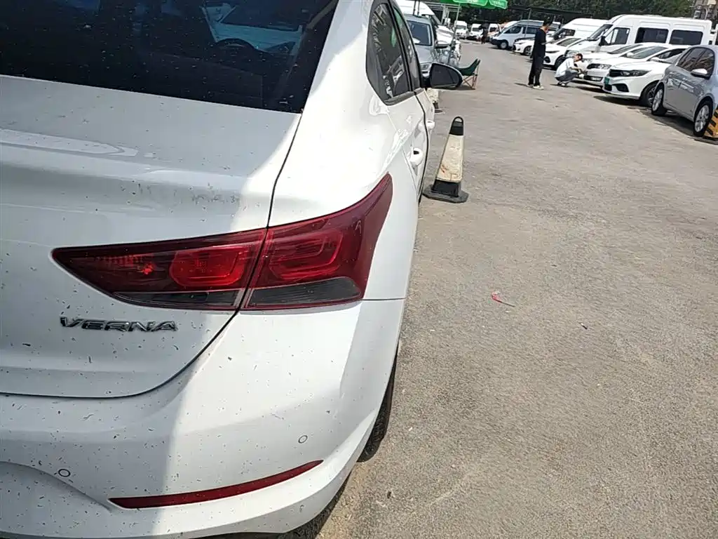 Hyundai Verna 2016 1.4L Manual Cool Edition GLS фото 8