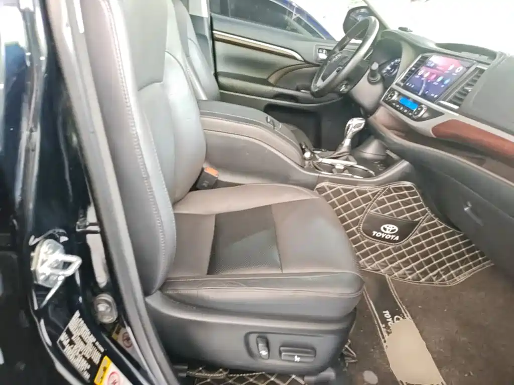Photo 25 - Toyota Highlander