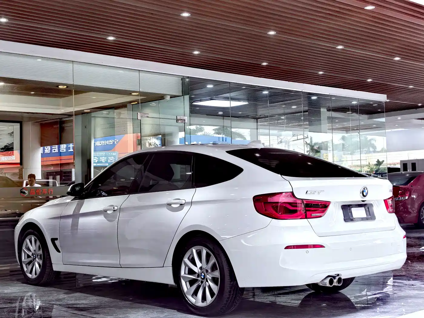 BMW 3 Series GT 2019 320i Fashion Model фото 15