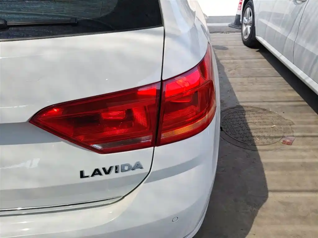 Volkswagen Lavida Tour 2015 1.6L Automatic Comfort Edition фото 8