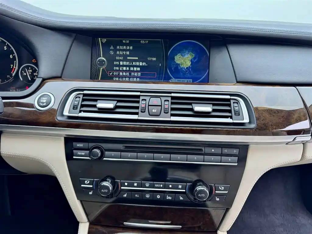 BMW 7 Series 2010 760Li фото 13
