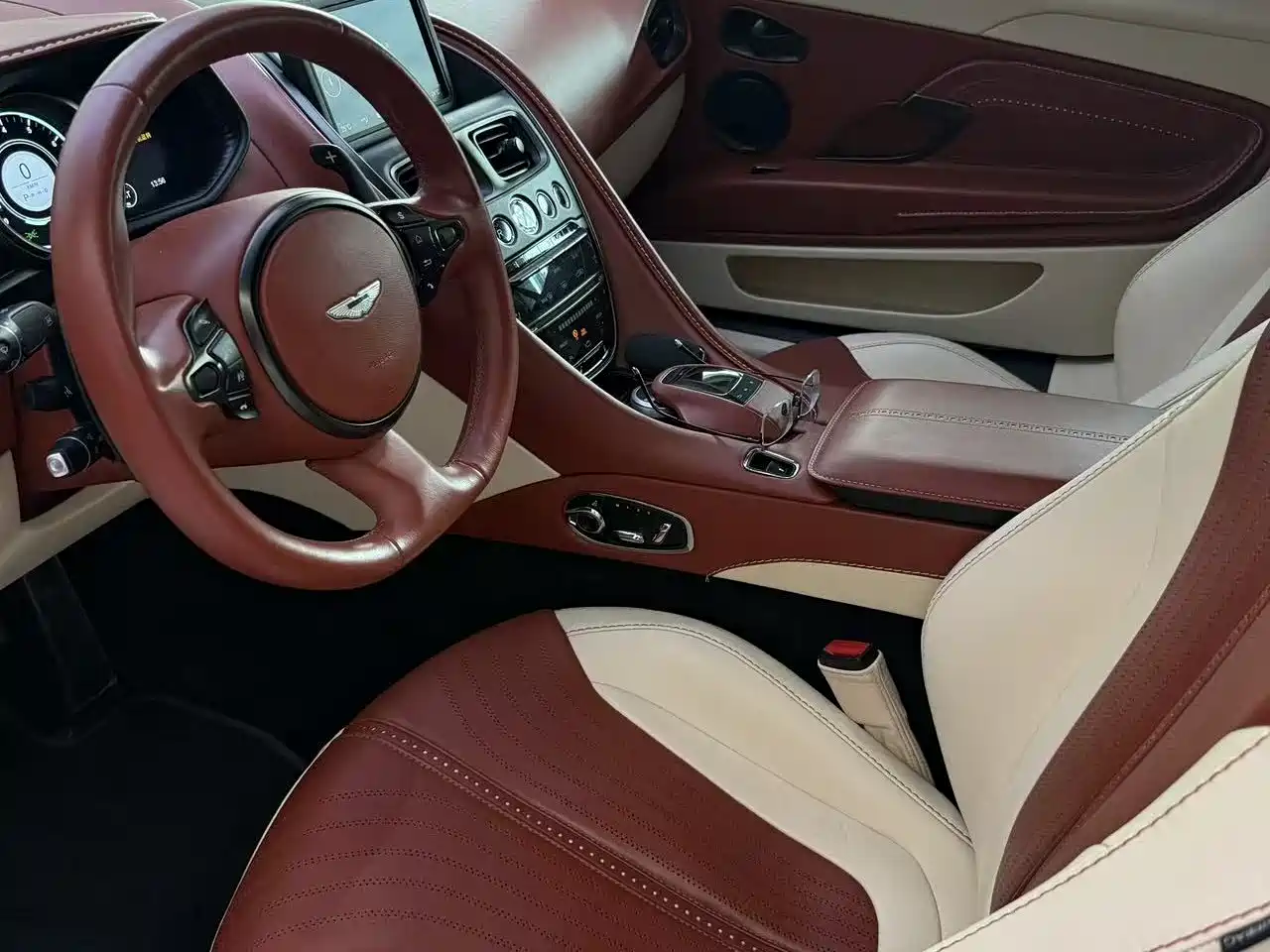 Фото 5 - Aston Martin DB11