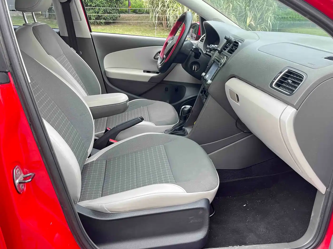 Volkswagen Polo 2014 1.6L Automatic Comfort Edition фото 12