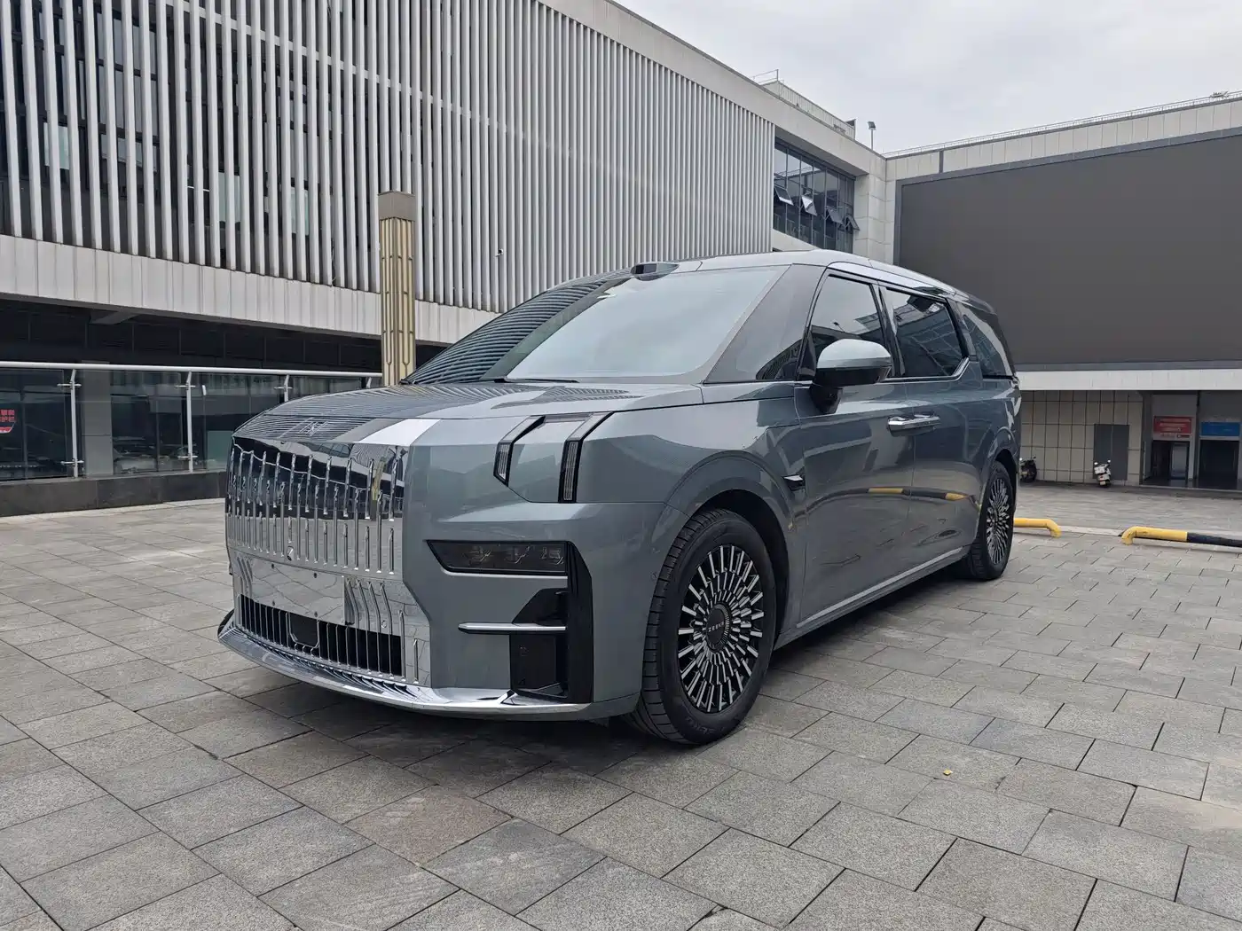 ZEEKR 009 2025 2024 6-seat Executive AWD 108kWh