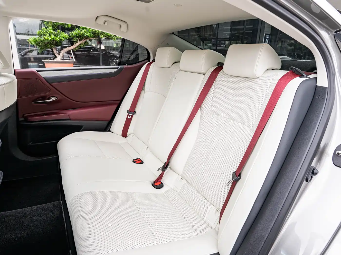Lexus ES 2025 300h Ultimate Edition фото 12